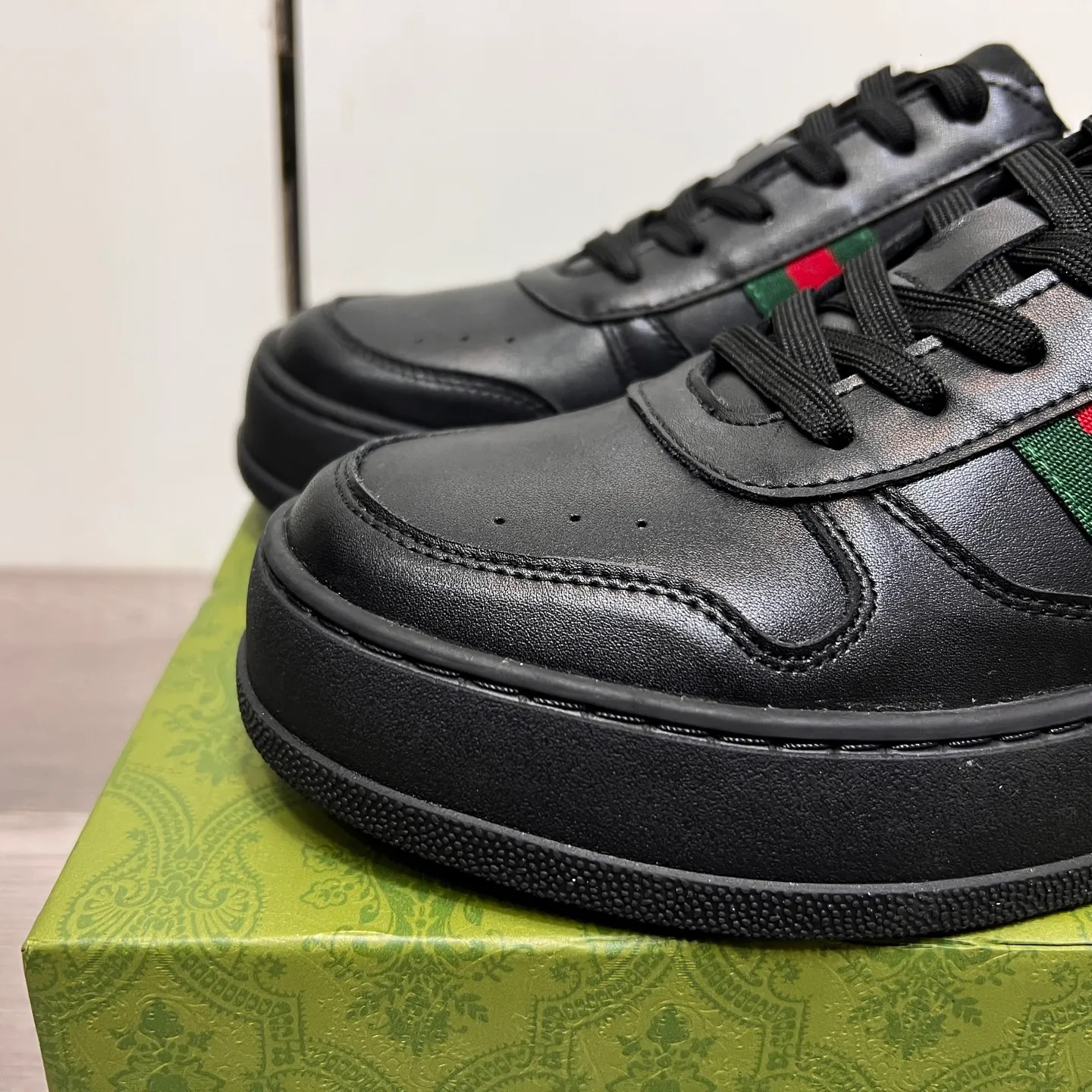 Factory price: 400💰Gucci original quality.~ Unique modern style sneakers. 🏃A must-have casual shoe for trendy men😍😍 Imported cowhide, sheepskin foot pads (refuse to discolor and grind feet) soles: Original soles specially provided by the original factory, French lazy style design ⚠️Fit to the feet, original quality, super comfortable original soles. Just like shooting the real thing 🎬The real thing is better, high-quality sneakers, size: 38-44 (45 and 46 can be customized)